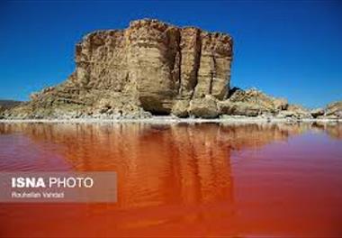آب دریاچه ارومیه قرمزتر می شود