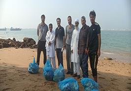 پیاده روی ساحلی و پاکسازی ساحل به مناسبت هفته وحدت