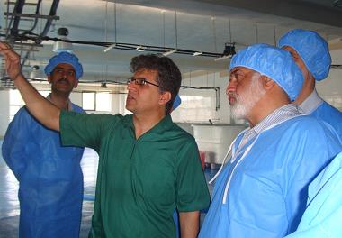 بازدید دکتر مهدوی و دکتر قره‌یاضی از مرکز تولید میگوی عاری از بیماری خلیج فارس